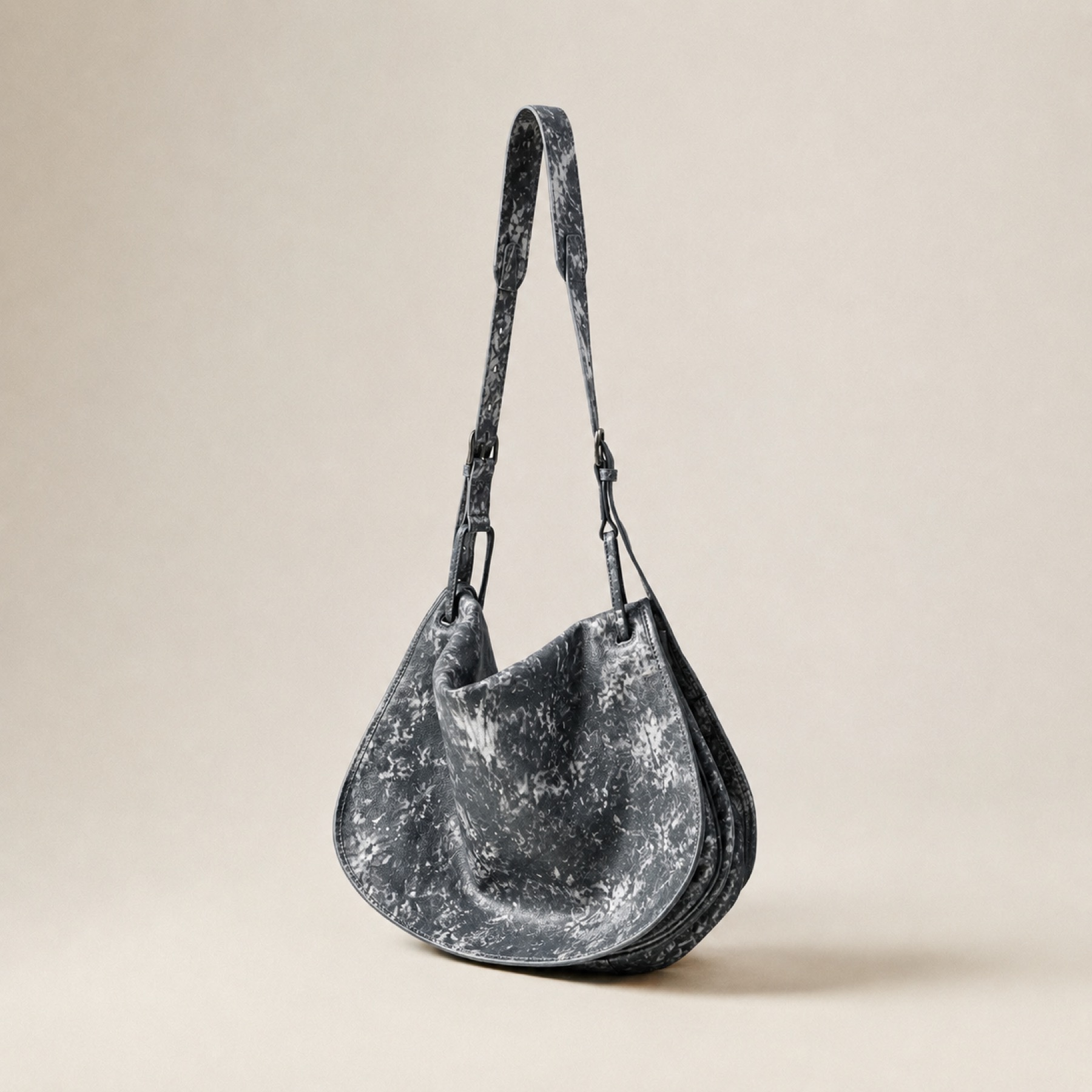 Obsidian Croc™ RC-OBSIDIAN soft hobo bag application